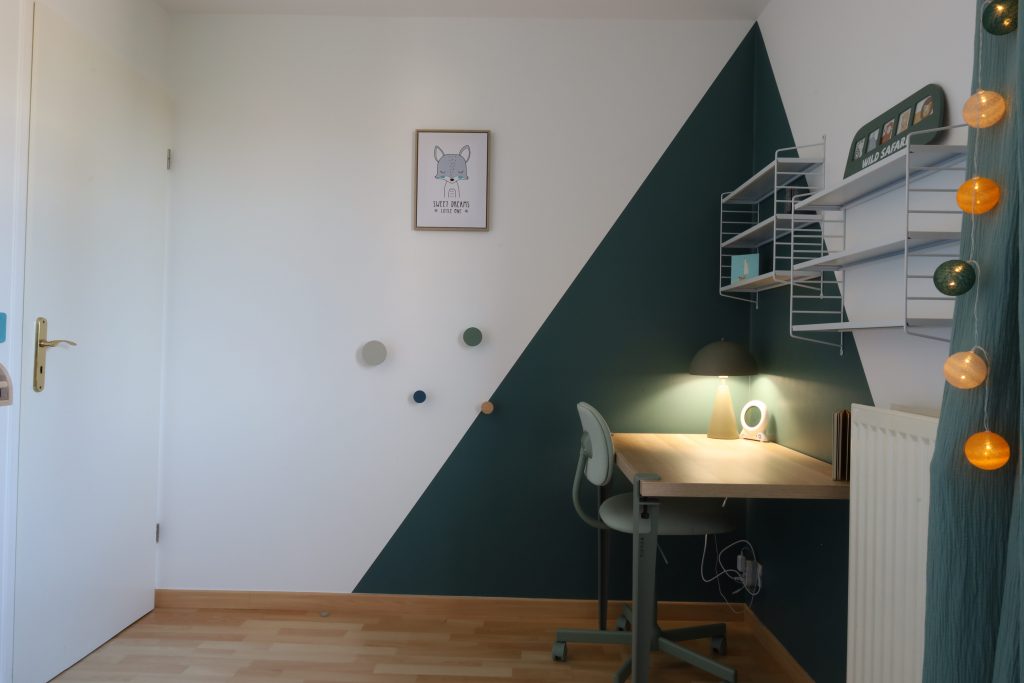 amenagement-renovation-chambe-enfant-vert - Paris - Val d'Europe - Chessy - Serris - lagnysurmarne - chantier-travaux-projet-decoration-agencement-architecture-interieure-agence-applats-couleur-rangements-doux-coin-lecture-bureau -Fanny-Guegan-architecte-intérieur-décoratrice