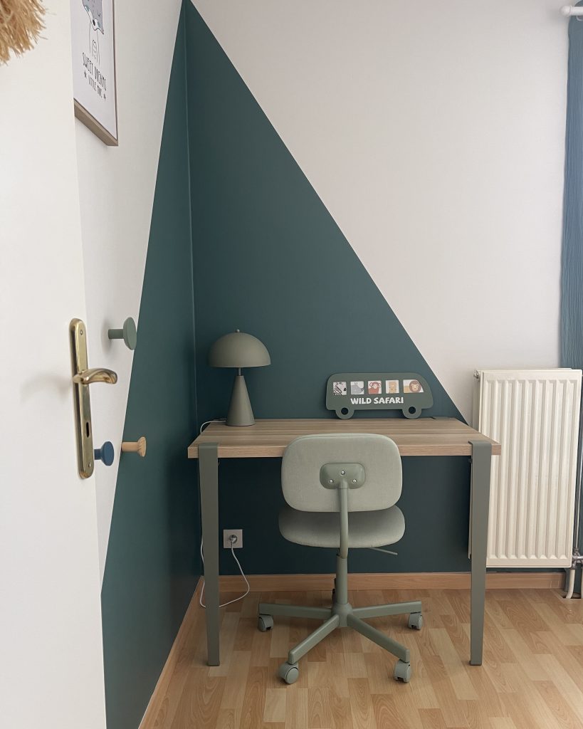 amenagement-renovation-chambe-enfant-vert - Paris - Val d'Europe - Chessy - Serris - lagnysurmarne - chantier-travaux-projet-decoration-agencement-architecture-interieure-agence-applats-couleur-rangements-doux-coin-lecture-bureau -Fanny-Guegan-architecte-intérieur-décoratrice