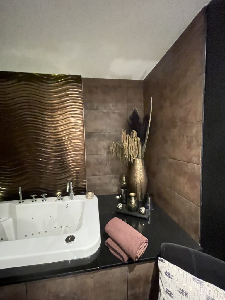 amenagement-renovation-commerce-bureaux-salledebain - Paris - Val d'Europe - Chessy - Serris - lagnysurmarne - chantier-travaux-projet-decoration-agencement-architecture-interieure-agence-cabinesoin-spa-aménagementprofesionnel - Fanny- Guegan 1