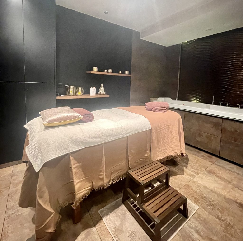 amenagement-renovation-commerce-bureaux-salledebain - Paris - Val d'Europe - Chessy - Serris - lagnysurmarne - chantier-travaux-projet-decoration-agencement-architecture-interieure-agence-cabinesoin-spa-aménagementprofesionnel - Fanny- Guegan 1