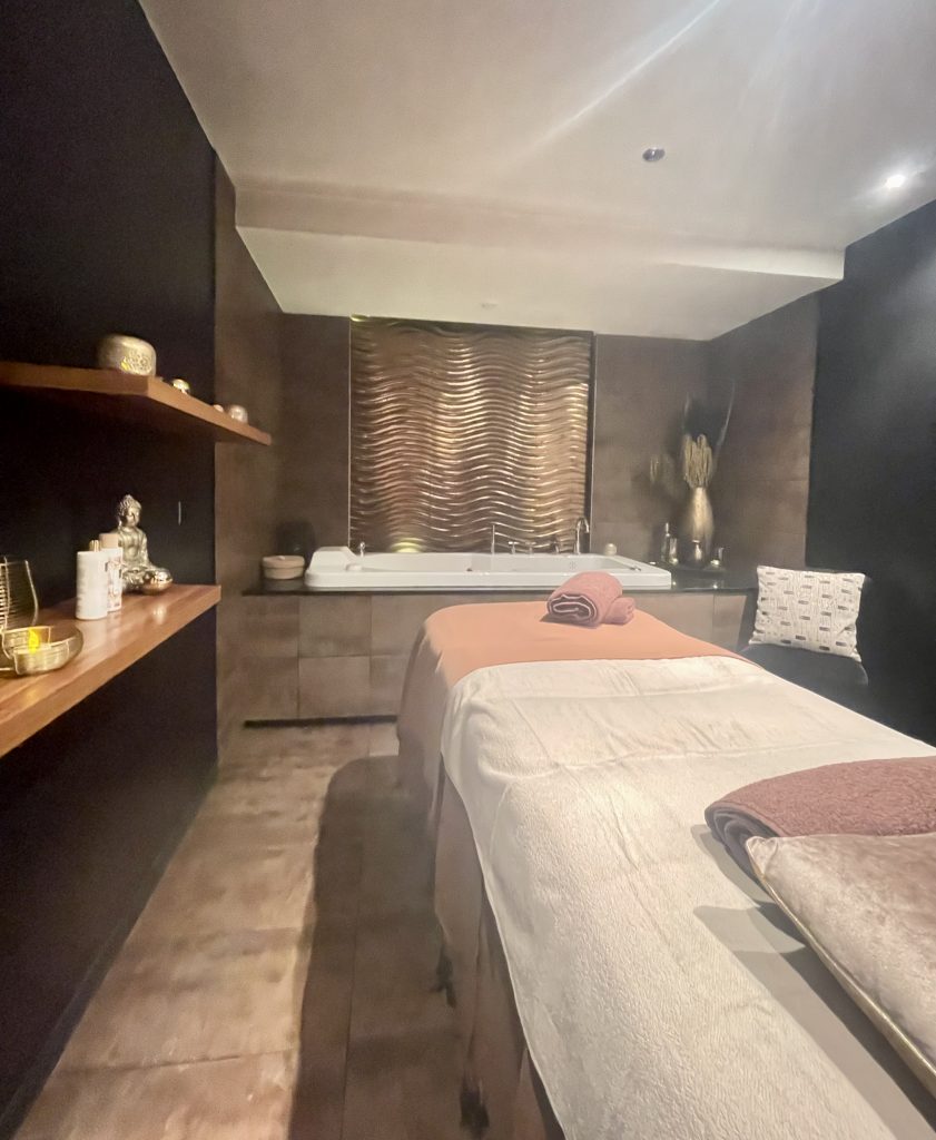 amenagement-renovation-commerce-bureaux-salledebain - Paris - Val d'Europe - Chessy - Serris - lagnysurmarne - chantier-travaux-projet-decoration-agencement-architecture-interieure-agence-cabinesoin-spa-aménagementprofesionnel - Fanny- Guegan 1