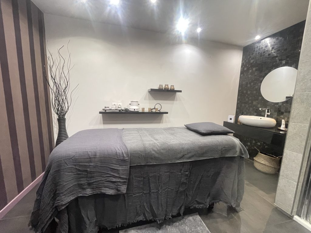 amenagement-renovation-commerce-bureaux-salledebain - Paris - Val d'Europe - Chessy - Serris - lagnysurmarne - chantier-travaux-projet-decoration-agencement-architecture-interieure-agence-cabinesoin-spa-aménagementprofesionnel - Fanny- Guegan 1
