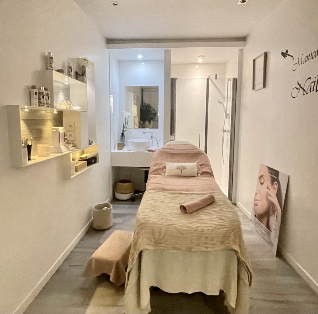 amenagement-renovation-commerce-bureaux-salledebain - Paris - Val d'Europe - Chessy - Serris - lagnysurmarne - chantier-travaux-projet-decoration-agencement-architecture-interieure-agence-cabinesoin-spa-aménagementprofesionnel - Fanny- Guegan 