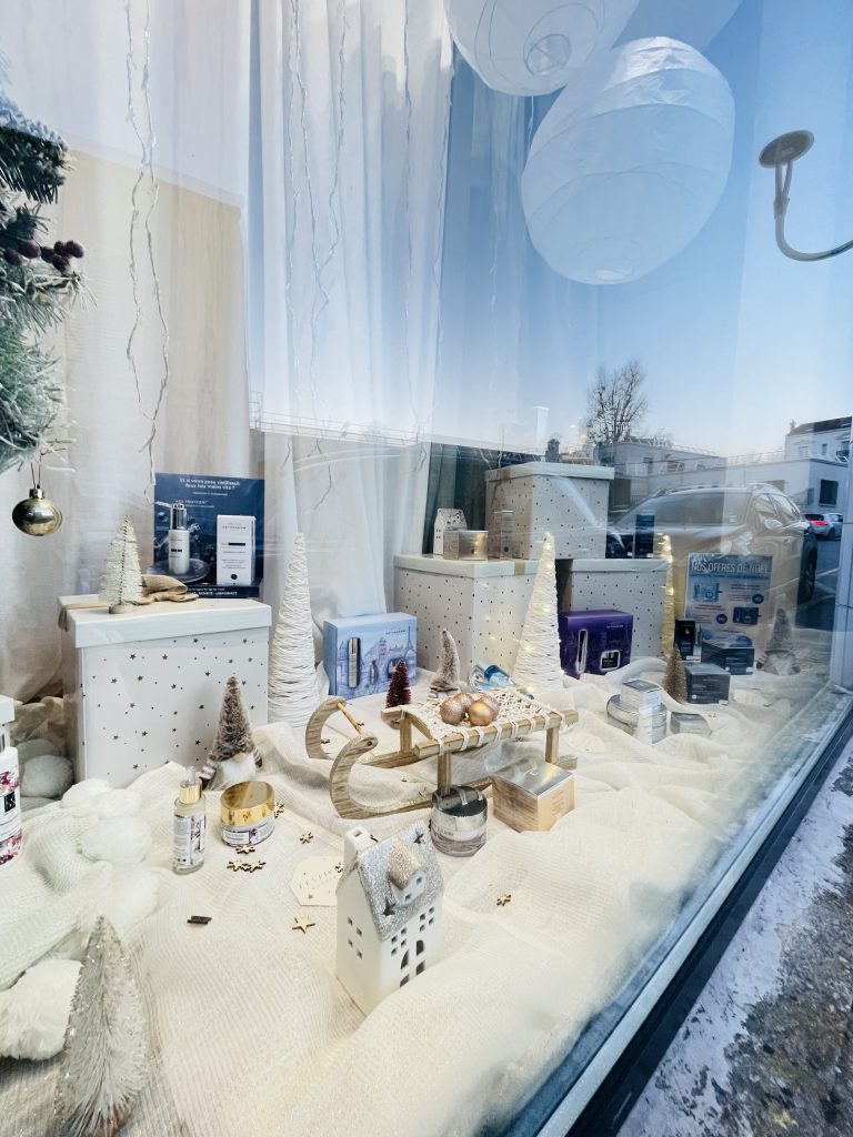 merchandising-vitrine- commerce-designcomercial- aménagement intérieur professionnel - décoration spa-renovation cabines soins-professionnel-bienêtre-institutbeauté- Fanny Guegan - désigner-décoratrice-architecture-intérieur-seineetmarne-valdeurope-serris-chessy-montévrain-chessy-77