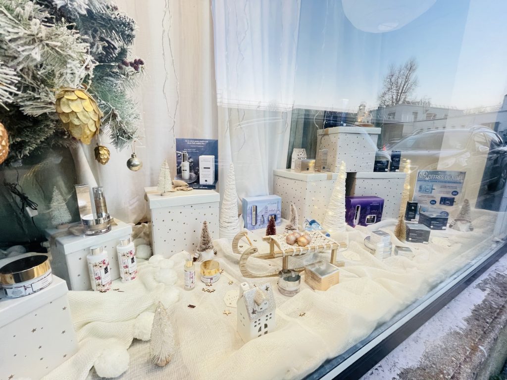 merchandising-vitrine- commerce-designcomercial- aménagement intérieur professionnel - décoration spa-renovation cabines soins-professionnel-bienêtre-institutbeauté- Fanny Guegan - désigner-décoratrice-architecture-intérieur-seineetmarne-valdeurope-serris-chessy-montévrain-chessy-77