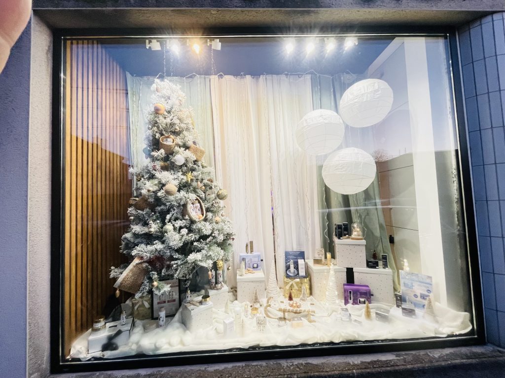 merchandising-vitrine- commerce-designcomercial- aménagement intérieur professionnel - décoration spa-renovation cabines soins-professionnel-bienêtre-institutbeauté- Fanny Guegan - désigner-décoratrice-architecture-intérieur-seineetmarne-valdeurope-serris-chessy-montévrain-chessy-77