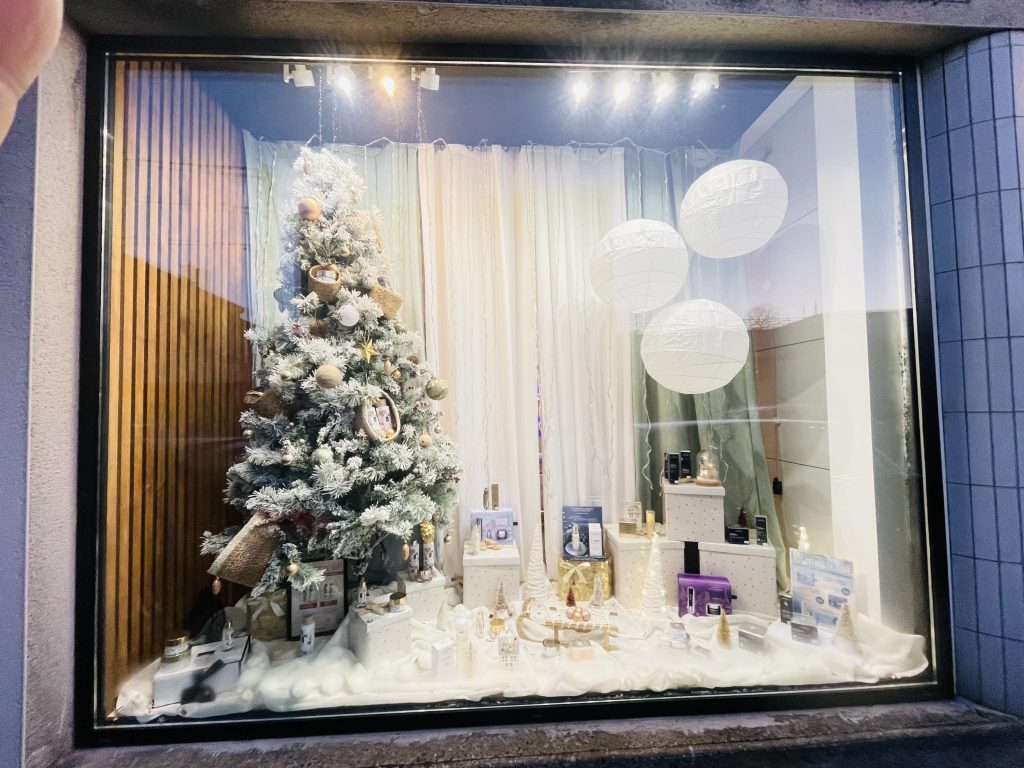 merchandising-vitrine- commerce-designcomercial- aménagement intérieur professionnel - décoration spa-renovation cabines soins-professionnel-bienêtre-institutbeauté- Fanny Guegan - désigner-décoratrice-architecture-intérieur-seineetmarne-valdeurope-serris-chessy-montévrain-chessy-77