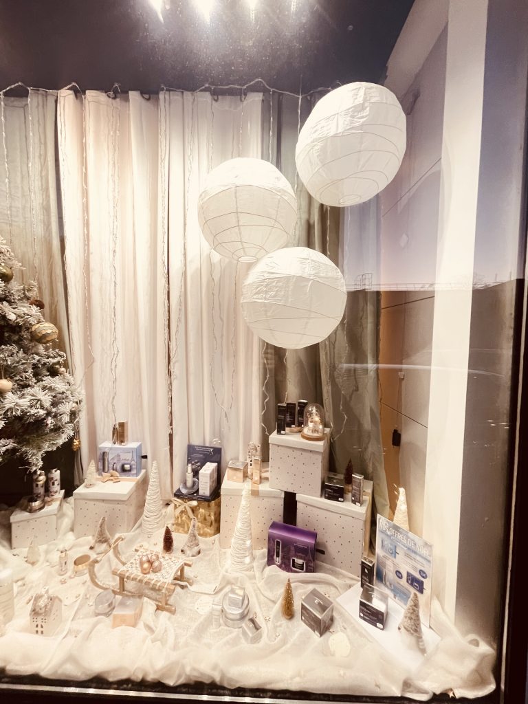 merchandising-vitrine- commerce-designcomercial- aménagement intérieur professionnel - décoration spa-renovation cabines soins-professionnel-bienêtre-institutbeauté- Fanny Guegan - désigner-décoratrice-architecture-intérieur-seineetmarne-valdeurope-serris-chessy-montévrain-chessy-77