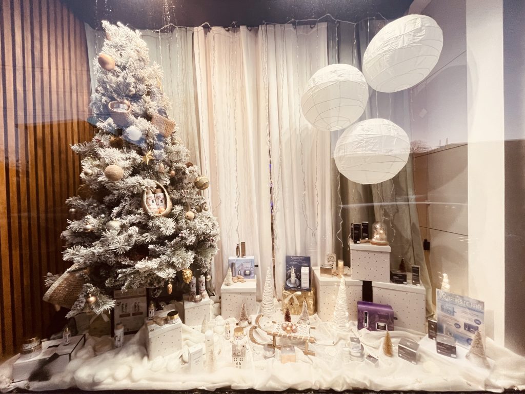 merchandising-vitrine- commerce-designcomercial- aménagement intérieur professionnel - décoration spa-renovation cabines soins-professionnel-bienêtre-institutbeauté- Fanny Guegan - désigner-décoratrice-architecture-intérieur-seineetmarne-valdeurope-serris-chessy-montévrain-chessy-77