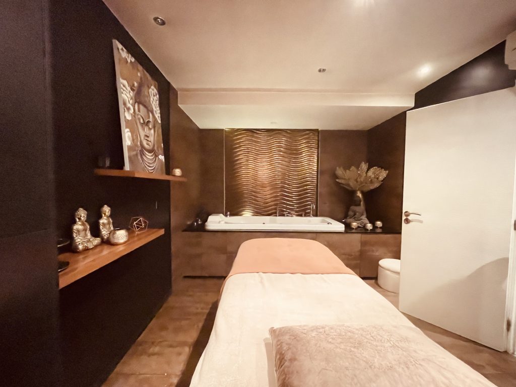 amenagement-renovation-commerce-bureaux-salledebain - Paris - Val d'Europe - Chessy - Serris - lagnysurmarne - chantier-travaux-projet-decoration-agencement-architecture-interieure-agence-cabinesoin-spa-aménagementprofesionnel - Fanny- Guegan 1