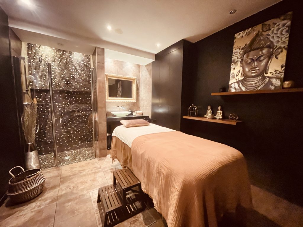 amenagement-renovation-commerce-bureaux-salledebain - Paris - Val d'Europe - Chessy - Serris - lagnysurmarne - chantier-travaux-projet-decoration-agencement-architecture-interieure-agence-cabinesoin-spa-aménagementprofesionnel - Fanny- Guegan 1