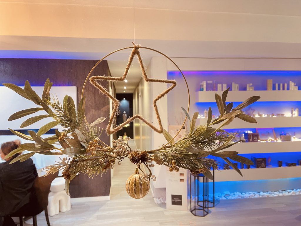 merchandising-vitrine- commerce-designcomercial- aménagement intérieur professionnel - décoration spa-renovation cabines soins-professionnel-bienêtre-institutbeauté- Fanny Guegan - désigner-décoratrice-architecture-intérieur-seineetmarne-valdeurope-serris-chessy-montévrain-chessy-77