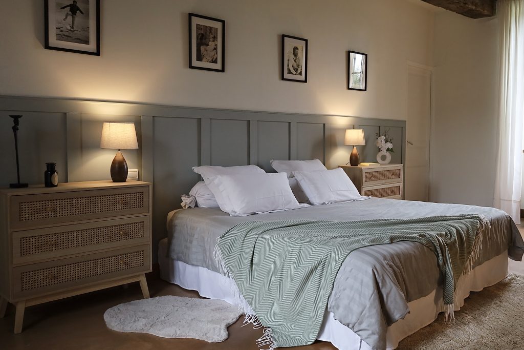 amenagement-renovation-chambe-parentale-vert-tete-de-lit-style-classique-Paris-Val d'Europe-chateauroux-Chessy-Serris- lagnysurmarne - chantier-travaux-projet-decoration-agencement-architecture-interieure-agence-tasseaux-couleur-rangements-doux-coin-lecture-intérieur-chaleureux -Fanny-Guegan-architecte-intérieur-décoratrice