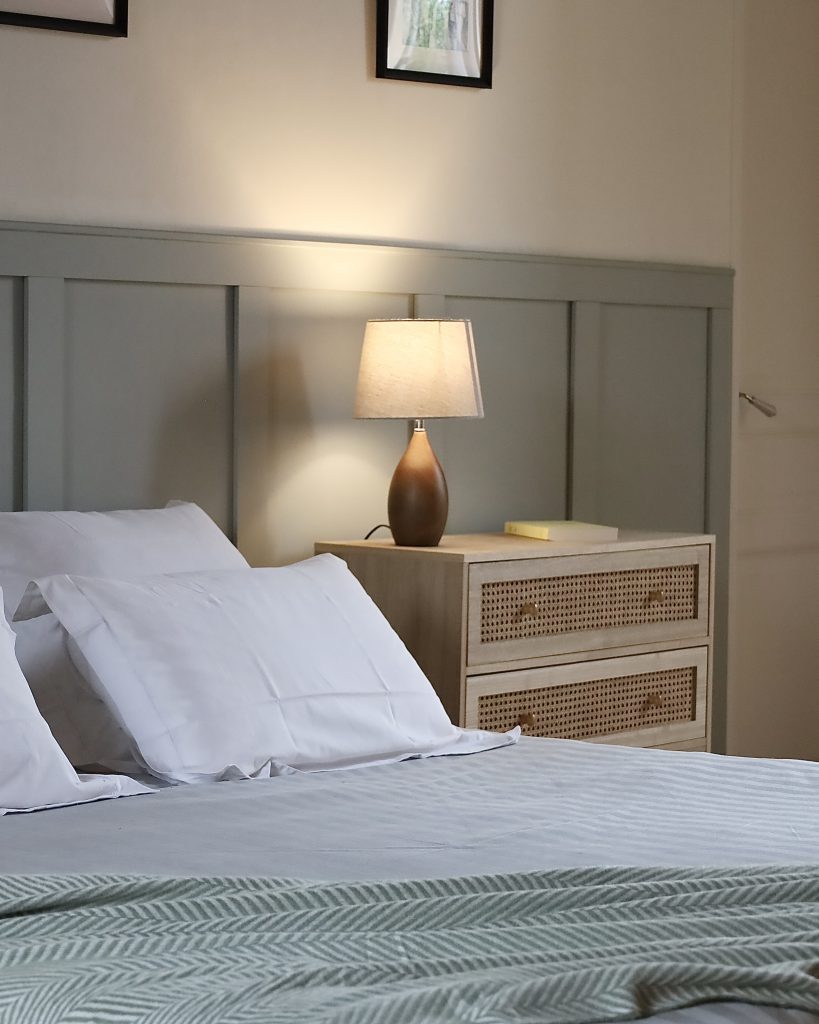 amenagement-renovation-chambe-parentale-vert-tete-de-lit-style-classique-Paris-Val d'Europe-chateauroux-Chessy-Serris- lagnysurmarne - chantier-travaux-projet-decoration-agencement-architecture-interieure-agence-tasseaux-couleur-rangements-doux-coin-lecture-intérieur-chaleureux -Fanny-Guegan-architecte-intérieur-décoratrice