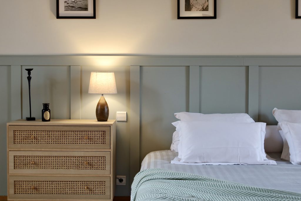 amenagement-renovation-chambe-parentale-vert-tete-de-lit-style-classique-Paris-Val d'Europe-chateauroux-Chessy-Serris- lagnysurmarne - chantier-travaux-projet-decoration-agencement-architecture-interieure-agence-tasseaux-couleur-rangements-doux-coin-lecture-intérieur-chaleureux -Fanny-Guegan-architecte-intérieur-décoratrice