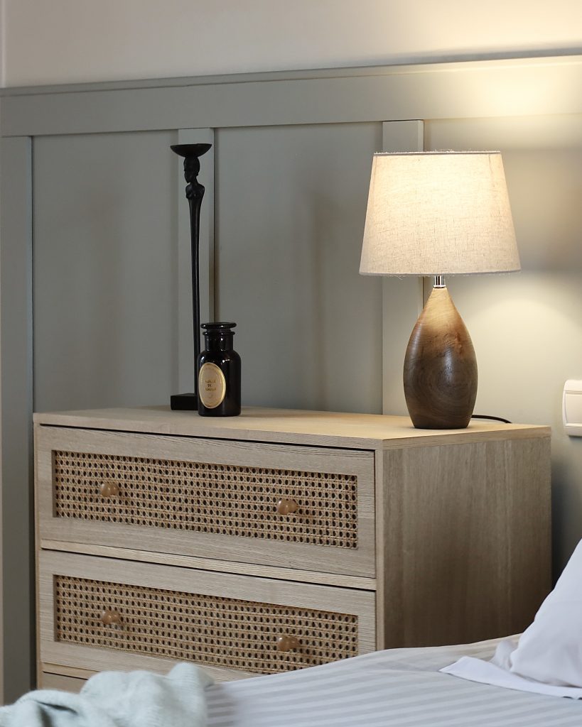 amenagement-renovation-chambe-parentale-vert-tete-de-lit-style-classique-Paris-Val d'Europe-chateauroux-Chessy-Serris- lagnysurmarne - chantier-travaux-projet-decoration-agencement-architecture-interieure-agence-tasseaux-couleur-rangements-doux-coin-lecture-intérieur-chaleureux -Fanny-Guegan-architecte-intérieur-décoratrice
