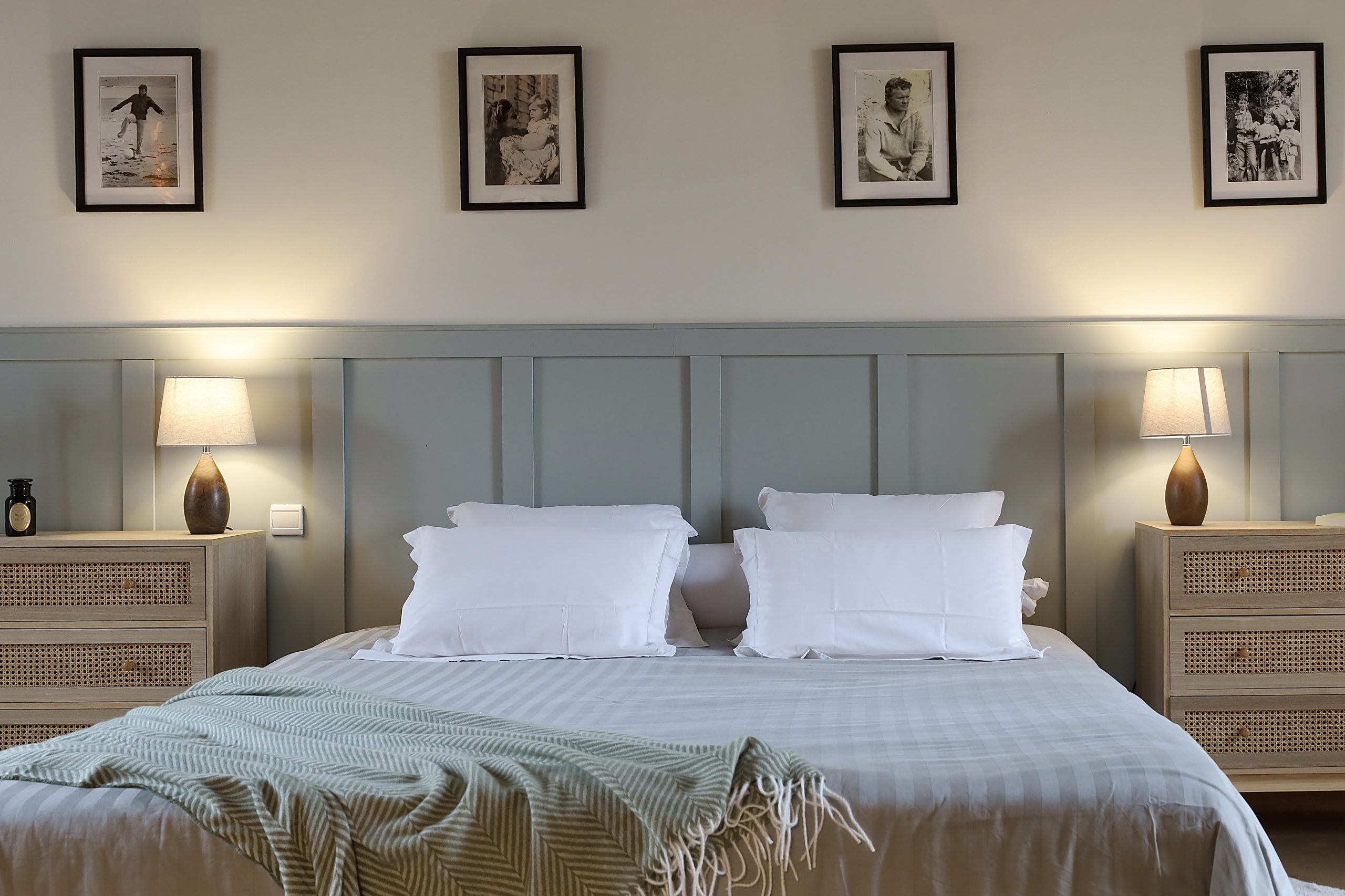 amenagement-renovation-chambe-parentale-vert-tete-de-lit-style-classique-Paris-Val d'Europe-chateauroux-Chessy-Serris- lagnysurmarne - chantier-travaux-projet-decoration-agencement-architecture-interieure-agence-tasseaux-couleur-rangements-doux-coin-lecture-intérieur-chaleureux -Fanny-Guegan-architecte-intérieur-décoratrice