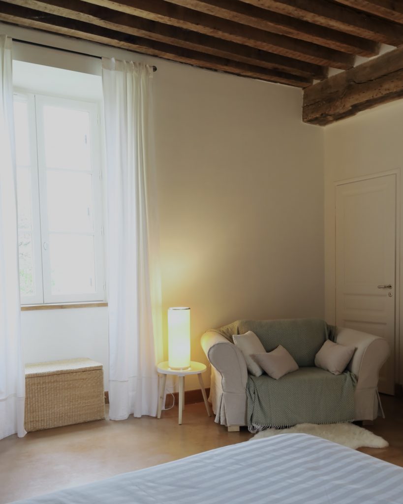 amenagement-renovation-chambe-parentale-vert-tete-de-lit-style-classique-Paris-Val d'Europe-chateauroux-Chessy-Serris- lagnysurmarne - chantier-travaux-projet-decoration-agencement-architecture-interieure-agence-tasseaux-couleur-rangements-doux-coin-lecture-intérieur-chaleureux -Fanny-Guegan-architecte-intérieur-décoratrice