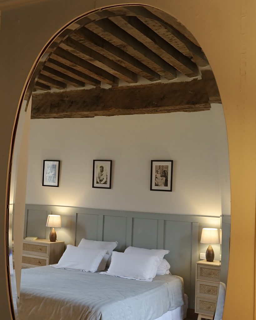 amenagement-renovation-chambe-parentale-vert-tete-de-lit-style-classique-Paris-Val d'Europe-chateauroux-Chessy-Serris- lagnysurmarne - chantier-travaux-projet-decoration-agencement-architecture-interieure-agence-tasseaux-couleur-rangements-doux-coin-lecture-intérieur-chaleureux -Fanny-Guegan-architecte-intérieur-décoratrice