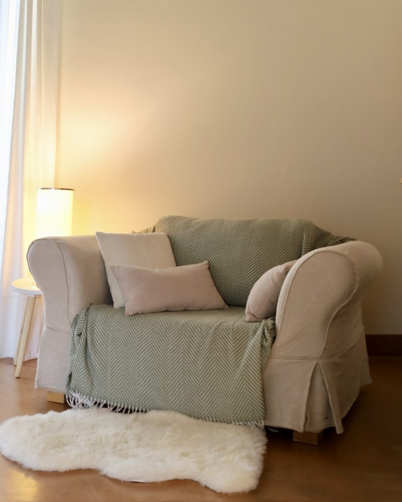 amenagement-renovation-chambe-parentale-vert-tete-de-lit-style-classique-Paris-Val d'Europe-chateauroux-Chessy-Serris- lagnysurmarne - chantier-travaux-projet-decoration-agencement-architecture-interieure-agence-tasseaux-couleur-rangements-doux-coin-lecture-intérieur-chaleureux -Fanny-Guegan-architecte-intérieur-décoratrice