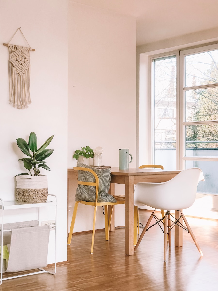 Image d’une salle à manger chic avec une décoration design et une table en bois
Salle à manger élégante avec une table en bois massif, des chaises en bois et dépareillées et des décoration tendance apportant une touche chaleureuse et esthétique.