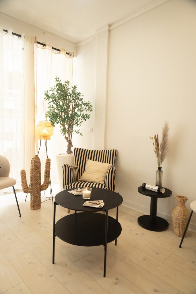 Vue d’ensemble de l’espace accueil de l’institut avec décoration soignée et ambiance chaleureuse