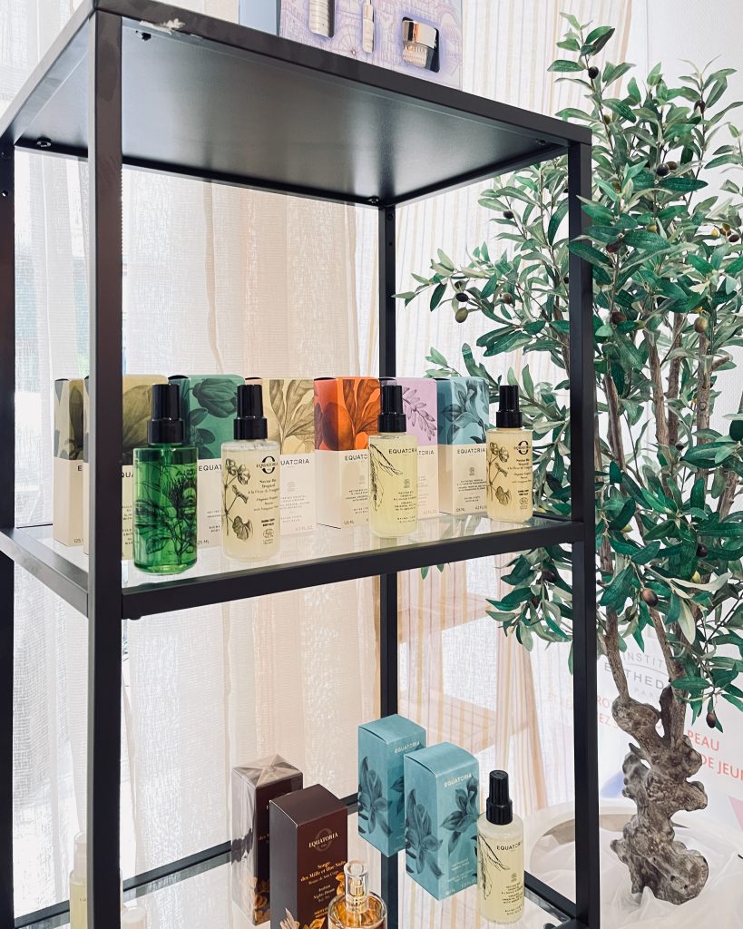 Étagère avec produits cosmétiques bien rangés, présentés dans l’espace boutique de l’institut- merchandising produits